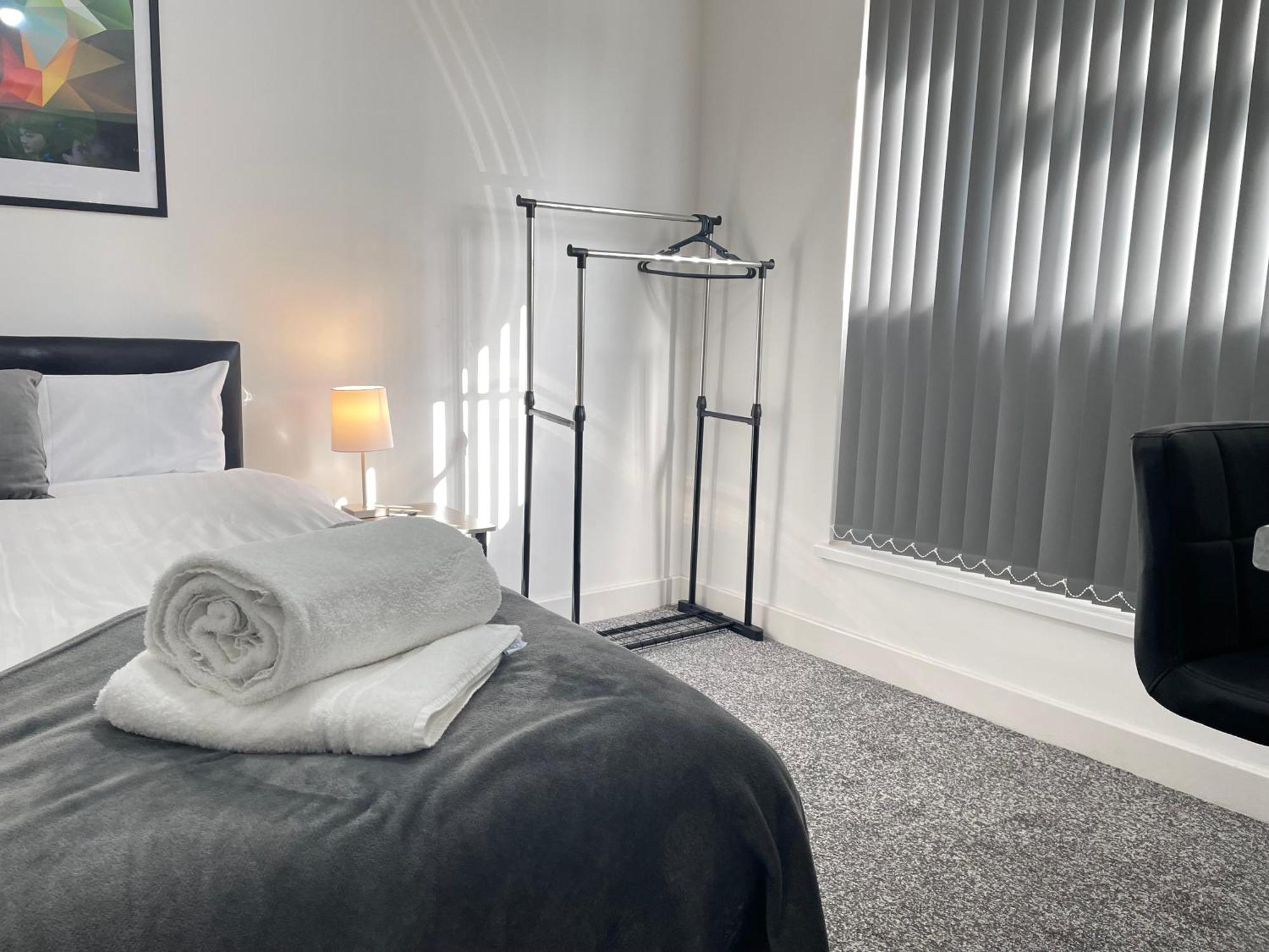4 Bedroom 2 Bathroom Shared House - Near Bhx And Nec Birmingham Extérieur photo
